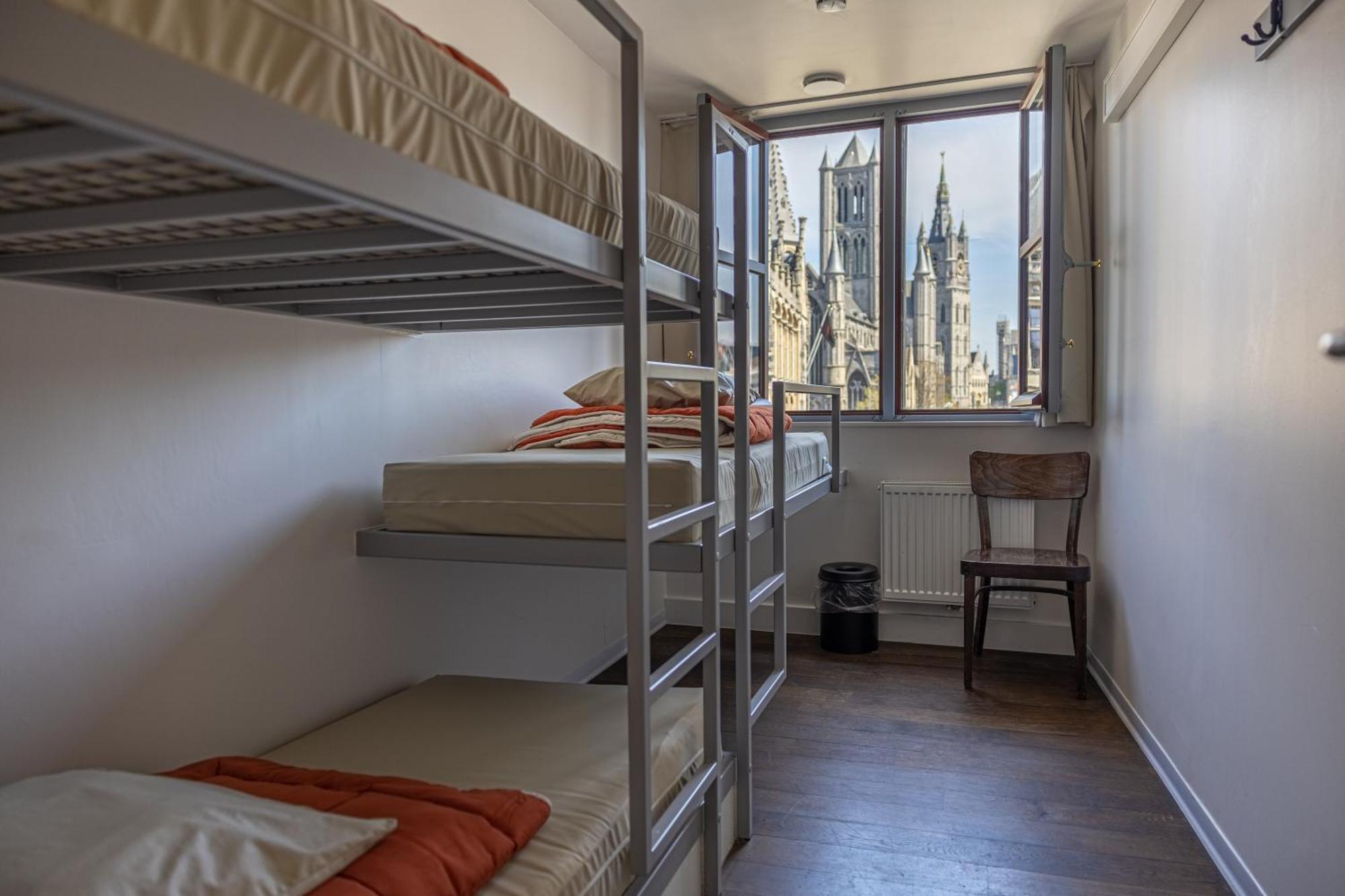 Chambre Privée Compacte avec 3 Lits - Vue Spéciale